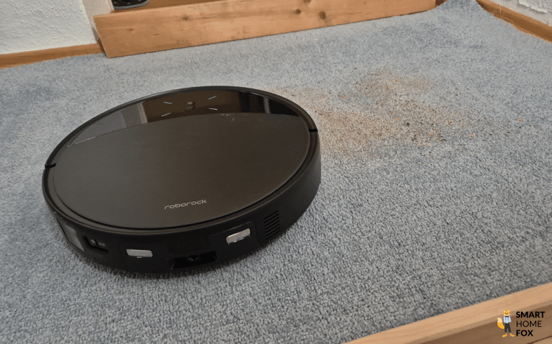 Roborock Saros 10R убирает песок на ковре во время испытаний